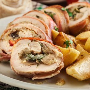 Petto di Pollo con Champignon, Cipolle e Pancetta