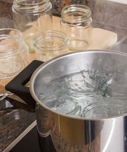 Come Sterilizzare Vasetti e Barattoli di Vetro per Marmellate e Conserve
