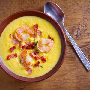 Vellutata di Ceci con Gamberi e Pancetta Croccante