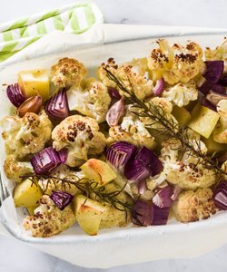 Ricetta Cavolfiori, Patate e Cipolle Rosse di Tropea al Forno