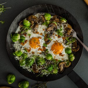 Uova al Tegame con Funghi e Cavoletti