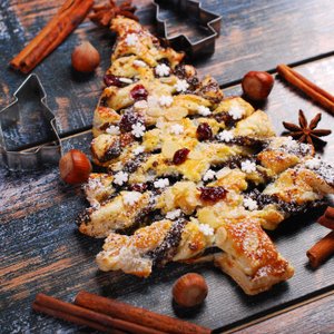 Albero di Natale di Pasta Sfoglia, Marmellata e Cannella