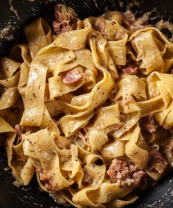 Ricetta Pappardelle al Prosciutto e Crema di Parmigiano