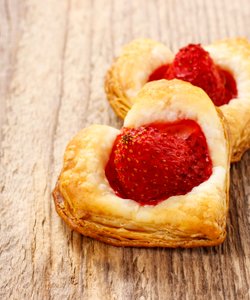 Ricetta Cuori di Pasta Sfoglia con le Fragole
