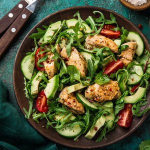 Insalata di Pollo con Avocado, Cetrioli, Pomodoro e Rucola