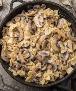 Ricetta Farfalle alla Crema di Parmigiano e Funghi