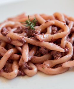 Ricetta Strozzapreti al Vino Rosso e Salsiccia