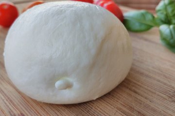 C’è chi mangia mozzarella tutti i giorni, cosa succede a chi lo fa?