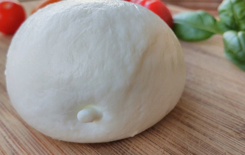 C’è chi mangia mozzarella tutti i giorni, cosa succede a chi lo fa?