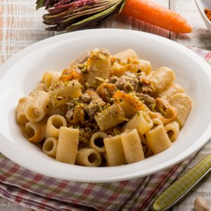Mezze Maniche con Crema di Carciofi, Carote e Pistacchi