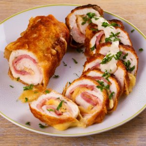 Rotolini di Pollo Impanati con Prosciutto e Formaggio