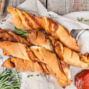 Grissini di Pasta Sfoglia al Pomodoro