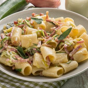 Mezze Maniche con Panna, Speck e Zucchine