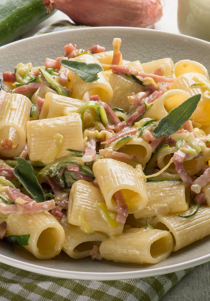 Ricetta Mezze Maniche con Panna, Speck e Zucchine