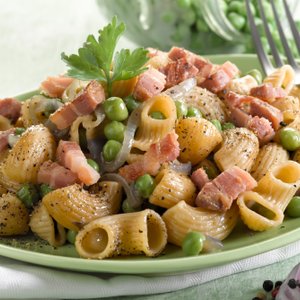Pipe Rigate con Piselli, Pancetta e Cipolle Rosse di Tropea