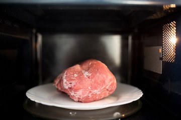 Attenzione a come scongelate la carne: i consigli scientifici del prof. Bassetti