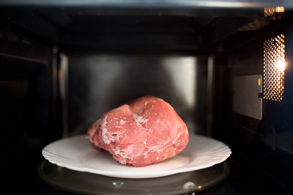 Attenzione a come scongelate la carne: i consigli scientifici del prof. Bassetti
