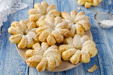 Ricetta Fiori di Pasta Sfoglia con Ananas