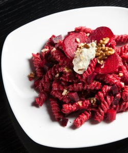 Ricetta Fusilli alla Barbabietola, Gorgonzola e Noci