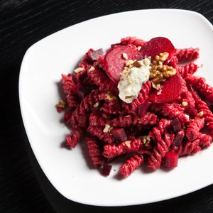 Fusilli alla Barbabietola, Gorgonzola e Noci