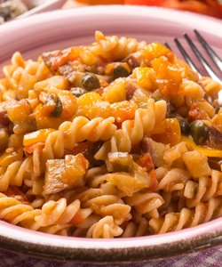 Ricetta Fusilli con Crema di Peperoni, Melanzane e Capperi