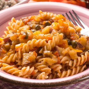 Fusilli con Crema di Peperoni, Melanzane e Capperi