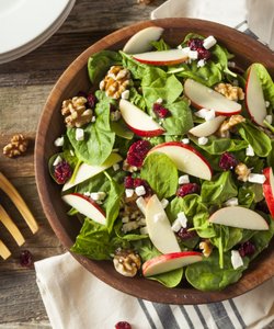 Ricetta Insalata di Spinaci, Mele, Noci, Feta e Mirtilli Rossi
