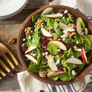 Insalata di Spinaci, Mele, Noci, Feta e Mirtilli Rossi