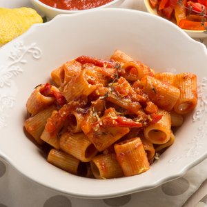 Mezze Maniche al Sugo di Peperoni