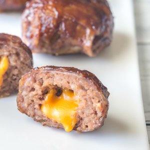 Polpette con Cuore di Formaggio in Crosta di Pancetta