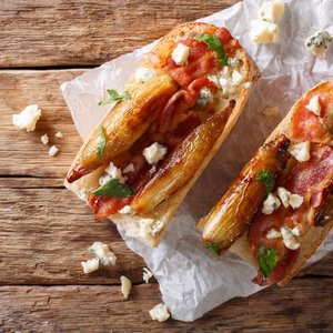 Bruschette con Cipolle Caramellate e Bacon