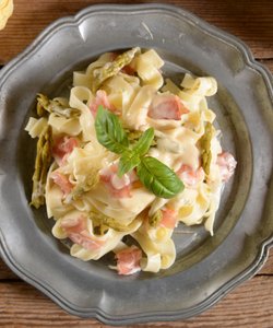 Ricetta Fettuccine con Asparagi, Pancetta e Panna