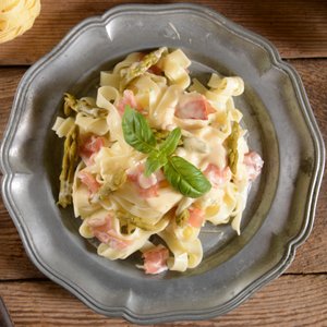 Fettuccine con Asparagi, Pancetta e Panna