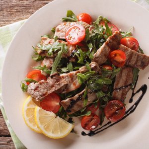 Straccetti di Manzo con Rucola e Pomodorini