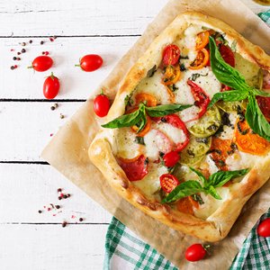 Torta Salata con Pomodori e Mozzarella