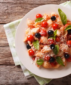 Ricetta Conchiglie con Pomodorini e Olive