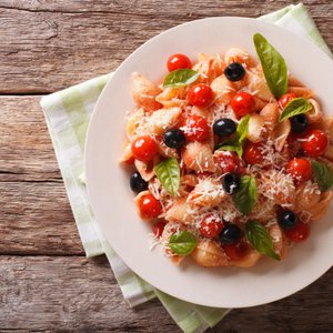 Conchiglie con Pomodorini e Olive