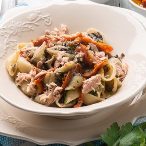 Conchiglie con Tonno, Capperi e Pomodori Secchi