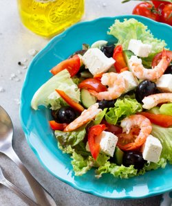 Ricetta Insalata Greca con Gamberetti, Feta e Olive Nere