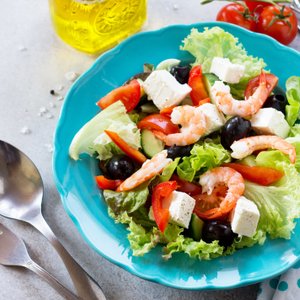 Insalata Greca con Gamberetti, Feta e Olive Nere