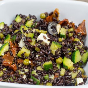 Insalata di Riso Venere con Piselli, Pomodori Secchi e Formaggio