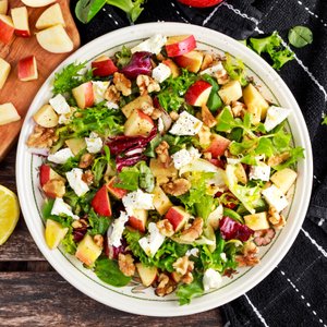 Insalatona Estiva con Mele, Noci e Mozzarella