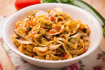 Ricetta Linguine al Pomodoro, Vongole e Zucchine