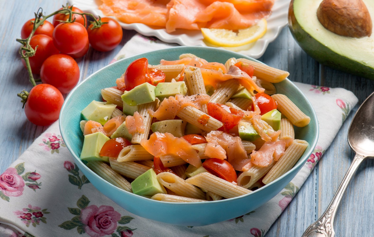 pasta con salmone fresco e pomodorini