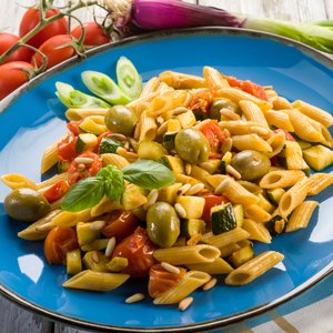 Penne con Zucchine, Olive e Pomodorini
