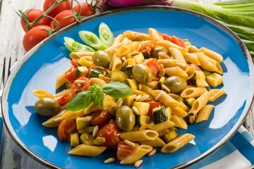 Ricetta Penne con Zucchine, Olive e Pomodorini