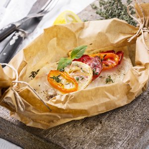 Pesce al Cartoccio con Pomodori e Peperoni