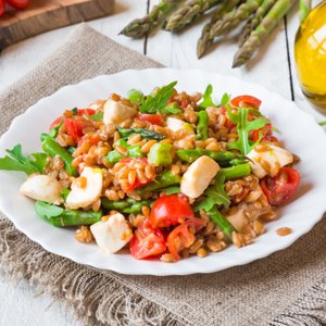 Insalata di Farro con Scamorza, Pomodorini e Asparagi