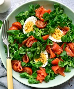 Ricetta Insalata con Salmone, Uova e Pomodorini
