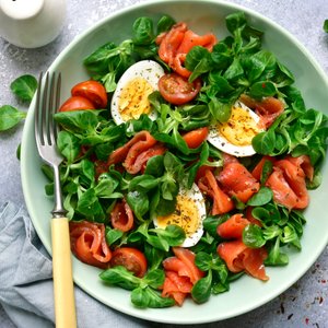 Insalata con Salmone, Uova e Pomodorini